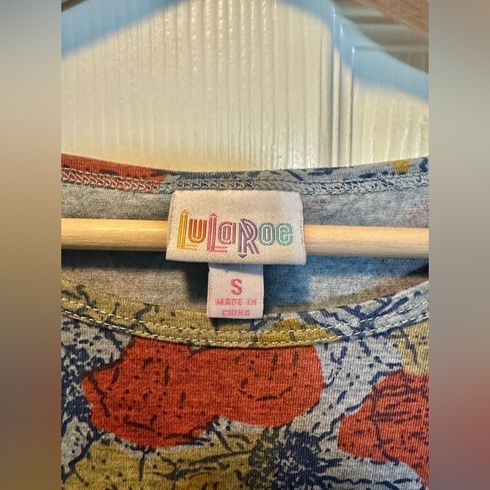 LuLaRoe Irma floral tunic - Picture 3 of 4